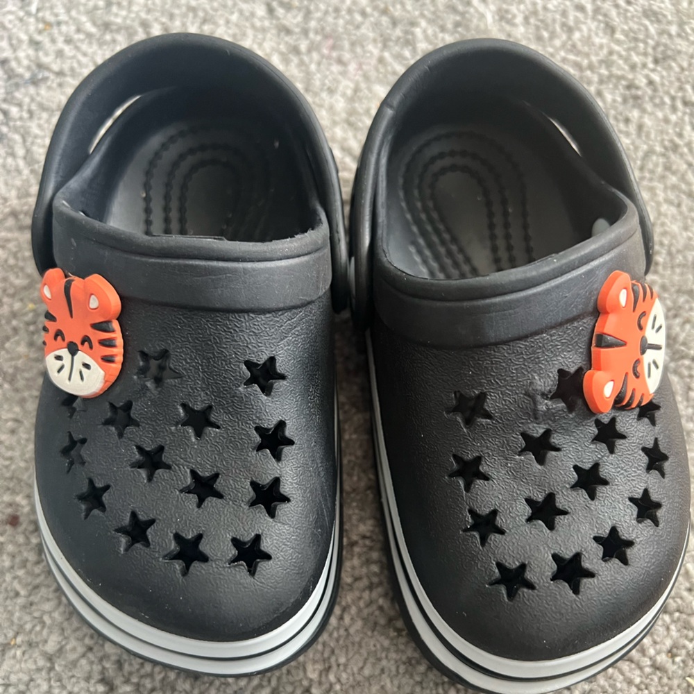 Kids Black Star Clogs with Tiger Charm